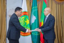 Le Président Ghazouani remet au Premier ministre une lettre de missions pour la mise en œuvre des objectifs clés du programme « Mes ambitions pour la Patrie ».