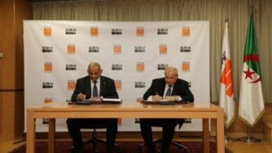 Algérie/Mauritanie: Sonatrach signe un mémorandum d’entente avec la SMH pour le renforcement de la coopération énergétique AL24NEWS - Le groupe Sonatrach a signé, jeudi à Alger, un mémorandum d’entente avec la Société mauritanienne des hydrocarbures (SMH) visant à renforcer la coopération énergétique entre les deux parties, notamment pour l’exploration, la production, l’échange d’expertise et la formation. Le mémorandum a été signé par le Président-directeur général (PDG) de Sonatrach, Rachid Hachichi, et le directeur général (DG) de la SMH, Ismail Abdel Vetah. Le document prévoit la mise en place d’un comité d’orientation chargé d’organiser et d’encadrer les discussions concernant les opportunités de coopération et de partenariat offertes dans les domaines de l’exploration et de la production, les activités en aval, ainsi que le transport et la commercialisation des hydrocarbures. Des équipes de travail conjointes composées d’experts des deux parties seront mises en place pour organiser des ateliers et programmer des visites de terrain aux installations concernées par ce partenariat en Mauritanie. Selon le mémorandum, la coopération concerne le développement des compétences professionnelles et la formation des personnels de la SMH par des experts de l’Institut algérien du pétrole (IAP) et de l’Académie de management de Sonatrach. Il s’agit, en outre, de l’organisation de stages pratiques et d’orientation au profit des équipes mauritaniennes sur les sites de Sonatrach, ainsi que l’échange d’informations et de données sur les bassins et les gisements, la gestion et le contrôle de la qualité, le suivi des données et la mise en place de Data Room pour la promotion du secteur pétrolier. Il sera aussi question de mettre en œuvre des projets de traitement et de retraitement des données sismiques, ainsi que du développement des programmes de recherche conjoints sur l’hydrogène vert et blanc et d’autres sources d’énergie alternatives. Sonatrach partagera également son expertise en matière de liquéfaction du gaz naturel et de stockage des produits pétroliers avec son partenaire mauritanien. Les deux parties collaboreront, de plus, dans les activités d’exploration et de production (Onshore et Offshore), tout en examinant les possibilités d’approvisionnement en hydrocarbures et en produits pétroliers, ainsi qu’en matière de construction, de gestion et d’exploitation des infrastructures de transport, de stockage et de distribution des hydrocarbures des tinées à la consommation locale, y compris les produits pétroliers. En plus, le mémorandum d’entente prévoit la possibilité d’approvisionner la partie mauritanienne en hydrocarbures et en produits pétroliers. Aussi, ce mémorandum ouvre la voie à la création d’un projet conjoint entre Sonatrach et la SMH, pour le développement du secteur en aval, notamment la distribution du butane et des produits pétroliers. S’exprimant lors de la cérémonie de signature, qui s’est déroulée au siège de la Direction générale de Sonatrach, M. Hachichi a souligné que cet accord reflétait la volonté commune de renforcer la coopération énergétique entre l’Algérie et la Mauritanie. Ce mémorandum était « une démarche qualitative » en vue d’un partenariat stratégique entre les deux entreprises, étant un cadre propice permettant d’explorer les opportunités de coopération dans plusieurs domaines vitaux, notamment l’exploitation des nouvelles réserves d’hydrocarbures en Mauritanie, a-t-il ajouté. Ce partenariat prévoit le transfert de technologies et le développement de programmes de recherche conjoints dans le domaine des énergies alternatives, comme l’hydrogène, ouvrant ainsi la voie à de « nouvelles perspectives prometteuses et à « un avenir énergétique plus durable, a soutenu M. Hachichi, soulignant que ce mémorandum se veut un prolongement pour la vision de Sonatrach tendant à renforcer sa présence sur le continent et à conforter son rôle en tant qu' »acteur clé » dans l’industrie énergétique. M. Hachichi a précisé que la visite de la délégation mauritanienne des installations de Sonatrach, ces derniers jours, lui a permis de découvrir de près les différentes technologies opérationnelles et méthodes de travail adoptées dans les domaines de la production et de la formation. « Il s’agit d’une expérience qui, nous l’espérons, a apporté une valeur ajoutée au renforcement des relations de coopération entre les deux parties ». De son côté, M. Abdel Vetah a mis en avant l’importance du mémorandum d’entente, notamment en ce qui concerne la participation de Sonatrach à l’exploration, à la prospection et au développement des champs pétroliers et gaziers en Mauritanie, ainsi qu’à l’ensemble des domaines de l’industrie pétrolière et gazière. Il a assuré que les termes du mémorandum signé aujourd’hui seront mises en œuvre « dans les meilleurs délais », compte tenu de la volonté commune de développer la coopération algéro-mauritanienne. (APS)