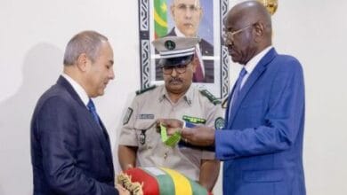 Nouakchott : Décoration de l’ambassadeur d’Égypte à l’occasion de la fin de sa mission