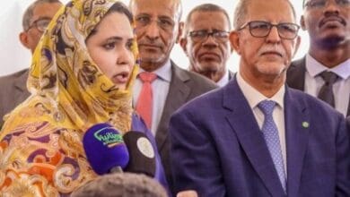 Ramadan 2025 : les foires modèles fourniront aux citoyens tous leurs besoins de base (Ministre du Commerce) AMI - La ministre du commerce et du tourisme, Mme Zeinebou Mint Ahmednah, a souligné que les foires modèles fourniront aux citoyens tous leurs besoins en matière d’alimentation, de viande et de produits laitiers à partir de produits locaux et à des prix raisonnables. Dans une déclaration à l’Agence Mauritanienne d’Information, en marge du lancement des foires modèles de Nouakchott par SE le Président de la République Mohamed Ould Cheikh El-Ghazouani, la ministre a expliqué, en marge de la supervision de SE le Président de la République Mohamed Ould Cheikh Ghazouani, que ces foires se poursuivront tout au long du mois saint de 9h00 à 17h30. Elle s’est réjouie de la supervision personnelle de Son Excellence du lancement des foires de Ramadan, organisées par le ministère du commerce en collaboration avec le ministère de l’agriculture et de la souveraineté alimentaire, le ministère de l’élevage, le ministère de la pêche, des infrastructures maritimes et portuaires, ainsi que l’union nationale du patronat de Mauritanie. Ces foires sont réparties dans les trois wilayas de Nouakchott, a-t-elle ajouté, précisant que les emplacements des points ont été soigneusement choisis pour répondre aux besoins des citoyens les plus vulnérables, notant que les pavillons offrent tous les types et variétés de produits locaux de haute qualité à des prix réduits, notamment les dattes, les produits laitiers, les légumes, le riz, le poulet, les œufs, les pâtes alimentaires, le poisson et la viande, le tout à des prix réduits, notant que le prix du kg de viande est de 140 nouvelles ouguiyas. La ministre a indiqué que cette opération est une occasion pour les citoyens de découvrir, de consommer et de soutenir le produit national, soulignant que le Président de la République a créé les conditions adéquates pour valoriser le produit local en tant que véritable garant de la souveraineté alimentaire.