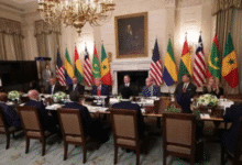 Cinq moments forts de la rencontre entre Trump et cinq chefs d'État africains BBC Afrique- Isidore Kouwonou Le long exposé du président mauritanien, Mohamed Ould Cheikh El Ghazouani a incité Donald Trump à couper court à son intervention. « Soyons brefs, concis, allez droit au but », a recadré le président américain. Ce recadrage, à la suite des discussions, a donné le ton aux cinq chefs d'Etat africains invités au déjeuner le mercredi 9 juillet à la Maison Blanche, de centrer leurs messages sur la richesse minière de leur pays. Viennent ensuite d'autres moments forts, notamment l'émerveillement de Trump devant l'accent du président libérien à propos de son « bon anglais », la suggestion concernant la candidature du président américain au Prix Nobel ou encore la jeunesse de Bassirou Diomaye Faye qui est plus « âgé que son look » et qui impressionne le président américain. M. Trump qui prône désormais une diplomatie basée sur des principes transactionnels, au détriment de l'aide au développement, s'intéresse aux minerais que possèdent le Libéria, la Mauritanie, la Guinée-Bissau, le Sénégal et le Gabon dont les dirigeants sont présents à la Maison Blanche. Selon des officiels de la Maison Blanche interrogés par l'AFP, les discussions ont tourné autour des questions commerciales, d'investissement et de sécurité. « Il y a un grand potentiel économique en Afrique, comme peu d'autres endroits, à bien des égards », a indiqué Donald Trump, ajoutant que les cinq pays africains sont des endroits dynamiques avec « des terres de très grande valeur, de super minerais, des grandes réserves de pétroles, et des gens merveilleux ». Il a ajouté qu'il veut accroître l'implication des Etats-Unis en Afrique, notamment dans les pays riches en minerais qui sont des ressources pour l'économie mondiale. 1. Une occasion de vendre le potentiel de chaque pays Les cinq chefs d'Etat ont profité de l'occasion pour vanter le potentiel de leur pays. Evoquant la « stabilité politique » du Sénégal, le président Bassirou Diomaye Faye a, dans ses propos, « rassuré les investisseurs américains » de l'« environnement réglementaire favorable » dont dispose son pays. Le président Diomaye a également souligné la richesse de son pays en ressources naturelles, notamment le gaz et le pétrole. Il a ensuite demandé au président Trump d'investir dans la création d'un club de Golf au Sénégal, louant ses qualités de golfeur. « Nous avons plus de deux millions d'habitants et une grande diversité de matériaux bruts, des réserves de pétrole et de gaz, et nous voudrions que ces ressources soient exploitées », a indiqué pour sa part le président gabonais, Brice Clotaire Oligui Nguema. « Le Gabon est un pays riche », a-t-il ajouté. Le dirigeant mauritanien, Mohamed Ould Cheikh El Ghazouani a vanté le potentiel de son pays qui dispose de riches minerais. « Nous avons des minerais, des terres rares, des minerais rares. Nous avons du manganèse, nous avons de l'uranium, et nous avons de bonnes raisons de penser que nous avons du lithium et d'autres minerais », a-t-il déclaré. C'est une belle opportunité qu'offre les Etats-Unis aux pays africains, selon le président libérien, Joseph Boakai. « Nous voulons travailler avec les Etats-Unis pour la paix et la sécurité dans la région, nous sommes engagés sur ces sujets. Nous tenons à vous remercier pour cette rencontre », a-t-il dit. Le président de la Guinée-Bissau, Umaro Sissoko Embaló, quant à lui, a parlé des réserves inexploitées de son pays, notamment la bauxite, le phosphate, l'or, le diamant et autres. Toutes ces interventions ont pour objectif non seulement d'attirer l'intérêt des investisseurs américains sur ces pays, mais aussi de garantir l'appui de Washington en matière de sécurité dans une région sous menaces des activités des groupes armés. Le président américain qui semble soucieux de soigner ses relations avec l'Afrique se montre intéressé. 2. Des minerais africains qui attisent l'intérêt de Trump Il est clair que Donald Trump veut avoir accès aux minerais de ces cinq pays d'Afrique. En échange, le président américain pourrait offrir un appui sécuritaire, un autre enjeu de la rencontre avec les chefs d'Etat. « Nous passons de l'aide au commerce », a indiqué le président Trump pour annoncer les relations qui devront exister désormais entre son pays et le continent africain. « Mon administration s'engage à renforcer les amitiés en Afrique à travers des efforts de développement économique qui bénéficient à la fois aux Etats-Unis et les partenaires », a-t-il souligné, ajoutant que le commerce a toujours été un levier à travers lequel il a pu résoudre beaucoup de litiges dans le monde. « Nous travaillons pour de nouvelles opportunités économiques aux Etats-Unis et pour les nations africaines. J'ai hâte de travailler avec chacun d'entre vous, discuter de vos problèmes et aussi pour parler de sécurité. Nous avons encouragé notre personnel à la Maison Blanche à travailler avec toutes ces nations ». La question des migrants irréguliers s'est également invitée dans les discussions à la Maison Blanche. Selon The Wall Street Journal, Washington a tenté de convaincre les cinq chefs d'Etat d'accueillir chez eux les personnes touchées par l'ordre d'expulsion, mais que leur pays d'origine a refusé. 3. L'éloquence du président libérien qui séduit Trump L'un des moments forts de cette rencontre reste la remarque du président américain à son homologue libérien sur son accent anglais. Après son intervention, présentant les atouts dont dispose son pays en minerais, M. Trump n'a pas manqué d'apprécier son anglais. « Merci, et dans un si bon anglais, si beau », fait remarquer Donald Trump. « Où avez-vous appris à le parler de manière aussi belle ? Où avez-vous étudié ? Au Liberia ? », s'est-il empressé de demander par la suite. Avec un sourire empreint de gêne, le président Joseph Boakai lui répond « Oui monsieur ». « Eh bien c'est très intéressant, c'est un bel anglais. J'ai des gens autour de cette table qui sont loin de le parler aussi bien que vous », a ajouté le président américain avec sourire aux lèvres. Le président Boakai dirige un pays, le Libéria, fondé par d'anciens esclaves noirs des Etats-Unis affranchis. Et donc l'anglais est la langue officielle du pays. Joseph Boakai a étudié à l'Université de Monrovia et celle du Kansas City aux Etats-Unis. Donald Trump devient coutumier de ces genres de remarques sur la langue anglaise. « C'est une belle voix et un bel accent. Le seul problème, c'est que je ne comprends pas un mot de ce que vous dites. Mais je dis juste ceci, bonne chance, vivez en paix », avait-il dit à une journaliste afghane qui l'interrogeait en février dernier sur ses projets en Afghanistan. A un autre journaliste indien qui l'interrogeait à la Maison Blanche lors de la visite du Premier ministre indien, toujours en février dernier, le président américain a dit : « Je ne comprends pas un mot de ce qu'il dit. C'est l'accent, j'ai un peu de mal à l'entendre ». 4. Bassirou Diomaye Faye a "l'air jeune" selon Trump Le ton calme, la structuration dans les propos ont peut-être amené le président américain à prêter beaucoup plus attention à la présentation du Sénégal comme pôle attractif pour les investissements, le potentiel touristique et la géographie stratégique dont dispose le pays. A un moment de son développement, le président Bassirou Diomaye Faye a été interrompu par Donald Trump qui lui a lancé : « Vous avez l'air jeune (...) ». 5. Trump, un Prix Nobel ? Les dirigeants de la Mauritanie et du Gabon ont déclaré que le président américain Donald Trump méritait le prix Nobel de la paix pour ses « efforts en faveur de la paix dans le monde ». Leurs commentaires interviennent après que le Premier ministre israélien Benjamin Netanyahu a déclaré qu'il proposerait la candidature de M. Trump pour cet honneur en début de semaine. « J'aime l'Afrique. J'aime ses dirigeants. Je vais regarder mon emploi du temps pour voir si je peux aller en Afrique. On va regarder tout ça. Et pour le Nobel, beaucoup de gens en parlent. Beaucoup », a répondu Trump.