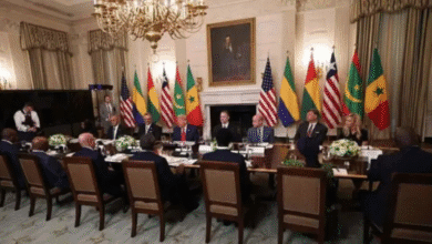 Cinq moments forts de la rencontre entre Trump et cinq chefs d'État africains BBC Afrique- Isidore Kouwonou Le long exposé du président mauritanien, Mohamed Ould Cheikh El Ghazouani a incité Donald Trump à couper court à son intervention. « Soyons brefs, concis, allez droit au but », a recadré le président américain. Ce recadrage, à la suite des discussions, a donné le ton aux cinq chefs d'Etat africains invités au déjeuner le mercredi 9 juillet à la Maison Blanche, de centrer leurs messages sur la richesse minière de leur pays. Viennent ensuite d'autres moments forts, notamment l'émerveillement de Trump devant l'accent du président libérien à propos de son « bon anglais », la suggestion concernant la candidature du président américain au Prix Nobel ou encore la jeunesse de Bassirou Diomaye Faye qui est plus « âgé que son look » et qui impressionne le président américain. M. Trump qui prône désormais une diplomatie basée sur des principes transactionnels, au détriment de l'aide au développement, s'intéresse aux minerais que possèdent le Libéria, la Mauritanie, la Guinée-Bissau, le Sénégal et le Gabon dont les dirigeants sont présents à la Maison Blanche. Selon des officiels de la Maison Blanche interrogés par l'AFP, les discussions ont tourné autour des questions commerciales, d'investissement et de sécurité. « Il y a un grand potentiel économique en Afrique, comme peu d'autres endroits, à bien des égards », a indiqué Donald Trump, ajoutant que les cinq pays africains sont des endroits dynamiques avec « des terres de très grande valeur, de super minerais, des grandes réserves de pétroles, et des gens merveilleux ». Il a ajouté qu'il veut accroître l'implication des Etats-Unis en Afrique, notamment dans les pays riches en minerais qui sont des ressources pour l'économie mondiale. 1. Une occasion de vendre le potentiel de chaque pays Les cinq chefs d'Etat ont profité de l'occasion pour vanter le potentiel de leur pays. Evoquant la « stabilité politique » du Sénégal, le président Bassirou Diomaye Faye a, dans ses propos, « rassuré les investisseurs américains » de l'« environnement réglementaire favorable » dont dispose son pays. Le président Diomaye a également souligné la richesse de son pays en ressources naturelles, notamment le gaz et le pétrole. Il a ensuite demandé au président Trump d'investir dans la création d'un club de Golf au Sénégal, louant ses qualités de golfeur. « Nous avons plus de deux millions d'habitants et une grande diversité de matériaux bruts, des réserves de pétrole et de gaz, et nous voudrions que ces ressources soient exploitées », a indiqué pour sa part le président gabonais, Brice Clotaire Oligui Nguema. « Le Gabon est un pays riche », a-t-il ajouté. Le dirigeant mauritanien, Mohamed Ould Cheikh El Ghazouani a vanté le potentiel de son pays qui dispose de riches minerais. « Nous avons des minerais, des terres rares, des minerais rares. Nous avons du manganèse, nous avons de l'uranium, et nous avons de bonnes raisons de penser que nous avons du lithium et d'autres minerais », a-t-il déclaré. C'est une belle opportunité qu'offre les Etats-Unis aux pays africains, selon le président libérien, Joseph Boakai. « Nous voulons travailler avec les Etats-Unis pour la paix et la sécurité dans la région, nous sommes engagés sur ces sujets. Nous tenons à vous remercier pour cette rencontre », a-t-il dit. Le président de la Guinée-Bissau, Umaro Sissoko Embaló, quant à lui, a parlé des réserves inexploitées de son pays, notamment la bauxite, le phosphate, l'or, le diamant et autres. Toutes ces interventions ont pour objectif non seulement d'attirer l'intérêt des investisseurs américains sur ces pays, mais aussi de garantir l'appui de Washington en matière de sécurité dans une région sous menaces des activités des groupes armés. Le président américain qui semble soucieux de soigner ses relations avec l'Afrique se montre intéressé. 2. Des minerais africains qui attisent l'intérêt de Trump Il est clair que Donald Trump veut avoir accès aux minerais de ces cinq pays d'Afrique. En échange, le président américain pourrait offrir un appui sécuritaire, un autre enjeu de la rencontre avec les chefs d'Etat. « Nous passons de l'aide au commerce », a indiqué le président Trump pour annoncer les relations qui devront exister désormais entre son pays et le continent africain. « Mon administration s'engage à renforcer les amitiés en Afrique à travers des efforts de développement économique qui bénéficient à la fois aux Etats-Unis et les partenaires », a-t-il souligné, ajoutant que le commerce a toujours été un levier à travers lequel il a pu résoudre beaucoup de litiges dans le monde. « Nous travaillons pour de nouvelles opportunités économiques aux Etats-Unis et pour les nations africaines. J'ai hâte de travailler avec chacun d'entre vous, discuter de vos problèmes et aussi pour parler de sécurité. Nous avons encouragé notre personnel à la Maison Blanche à travailler avec toutes ces nations ». La question des migrants irréguliers s'est également invitée dans les discussions à la Maison Blanche. Selon The Wall Street Journal, Washington a tenté de convaincre les cinq chefs d'Etat d'accueillir chez eux les personnes touchées par l'ordre d'expulsion, mais que leur pays d'origine a refusé. 3. L'éloquence du président libérien qui séduit Trump L'un des moments forts de cette rencontre reste la remarque du président américain à son homologue libérien sur son accent anglais. Après son intervention, présentant les atouts dont dispose son pays en minerais, M. Trump n'a pas manqué d'apprécier son anglais. « Merci, et dans un si bon anglais, si beau », fait remarquer Donald Trump. « Où avez-vous appris à le parler de manière aussi belle ? Où avez-vous étudié ? Au Liberia ? », s'est-il empressé de demander par la suite. Avec un sourire empreint de gêne, le président Joseph Boakai lui répond « Oui monsieur ». « Eh bien c'est très intéressant, c'est un bel anglais. J'ai des gens autour de cette table qui sont loin de le parler aussi bien que vous », a ajouté le président américain avec sourire aux lèvres. Le président Boakai dirige un pays, le Libéria, fondé par d'anciens esclaves noirs des Etats-Unis affranchis. Et donc l'anglais est la langue officielle du pays. Joseph Boakai a étudié à l'Université de Monrovia et celle du Kansas City aux Etats-Unis. Donald Trump devient coutumier de ces genres de remarques sur la langue anglaise. « C'est une belle voix et un bel accent. Le seul problème, c'est que je ne comprends pas un mot de ce que vous dites. Mais je dis juste ceci, bonne chance, vivez en paix », avait-il dit à une journaliste afghane qui l'interrogeait en février dernier sur ses projets en Afghanistan. A un autre journaliste indien qui l'interrogeait à la Maison Blanche lors de la visite du Premier ministre indien, toujours en février dernier, le président américain a dit : « Je ne comprends pas un mot de ce qu'il dit. C'est l'accent, j'ai un peu de mal à l'entendre ». 4. Bassirou Diomaye Faye a "l'air jeune" selon Trump Le ton calme, la structuration dans les propos ont peut-être amené le président américain à prêter beaucoup plus attention à la présentation du Sénégal comme pôle attractif pour les investissements, le potentiel touristique et la géographie stratégique dont dispose le pays. A un moment de son développement, le président Bassirou Diomaye Faye a été interrompu par Donald Trump qui lui a lancé : « Vous avez l'air jeune (...) ». 5. Trump, un Prix Nobel ? Les dirigeants de la Mauritanie et du Gabon ont déclaré que le président américain Donald Trump méritait le prix Nobel de la paix pour ses « efforts en faveur de la paix dans le monde ». Leurs commentaires interviennent après que le Premier ministre israélien Benjamin Netanyahu a déclaré qu'il proposerait la candidature de M. Trump pour cet honneur en début de semaine. « J'aime l'Afrique. J'aime ses dirigeants. Je vais regarder mon emploi du temps pour voir si je peux aller en Afrique. On va regarder tout ça. Et pour le Nobel, beaucoup de gens en parlent. Beaucoup », a répondu Trump.