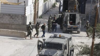 Les forces israéliennes arrêtent 16 Palestiniens lors de raids en Cisjordanie