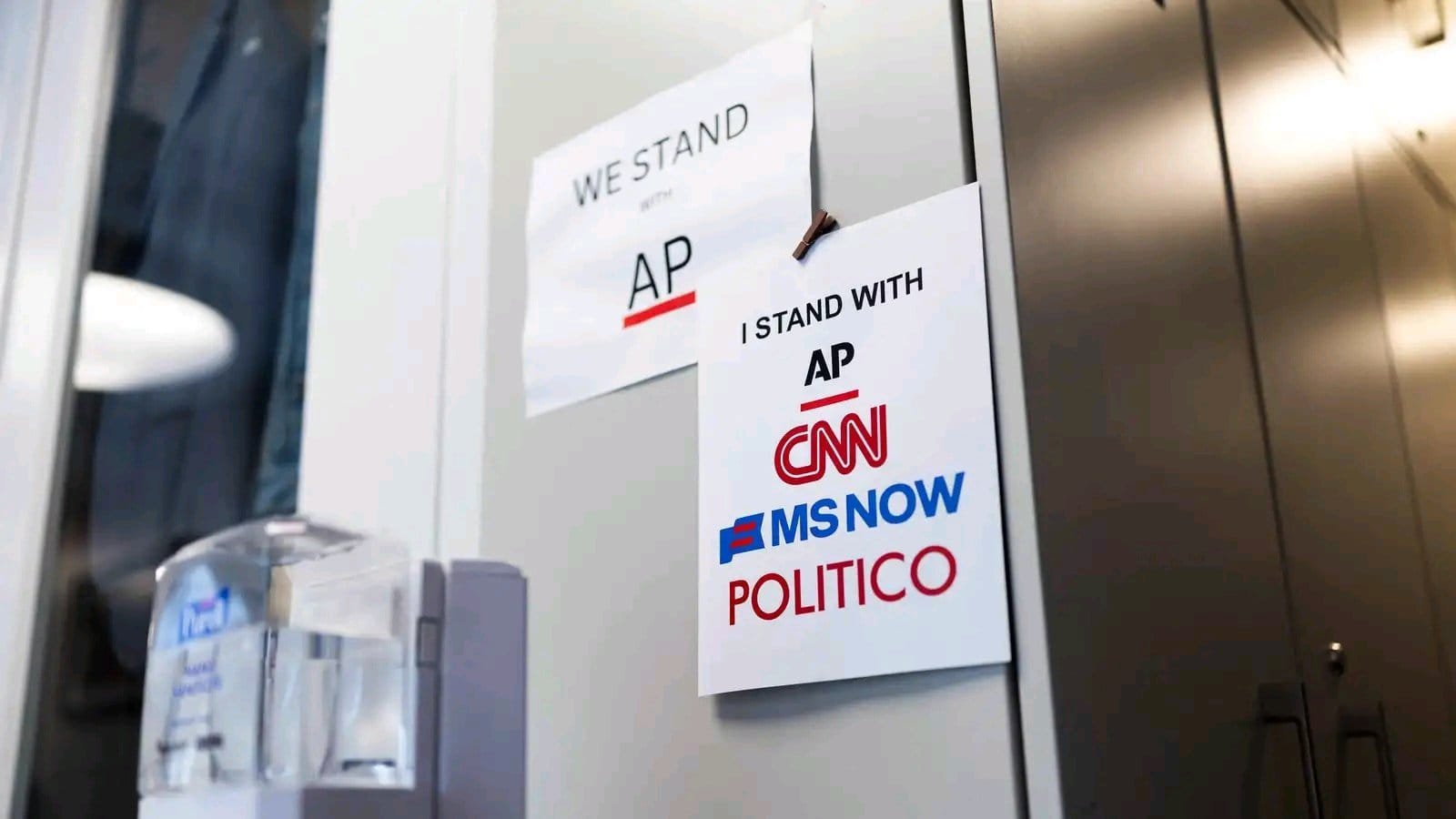 Les grands réseaux TV américains suspendent la couverture mutualisée de Trump après l’exclusion de CNN